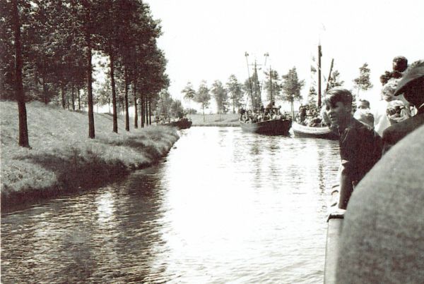 De Arnemuidse vloot vaart tijdens de visserijfeesten door het Arnekanaal.