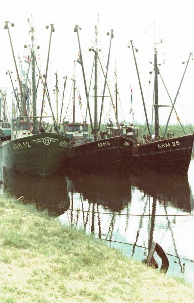 Ook dit jaar bij de visserijdagen is het weer een prachtig gezicht: de versierde vissers vloot varend door het kanaal en liggend aan de kade.