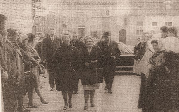 Mevrouw C. van Aartsen-Stap opent het nieuwe bejaardencentrum Te Mortiere. V.l.n.r burgemeester A. Hack, mevrouw C. van Aartsen-Stap, Commissaris van de Koningin mr J. van Aartsen, mevrouw Oegema en ds. G.S. Oegema.