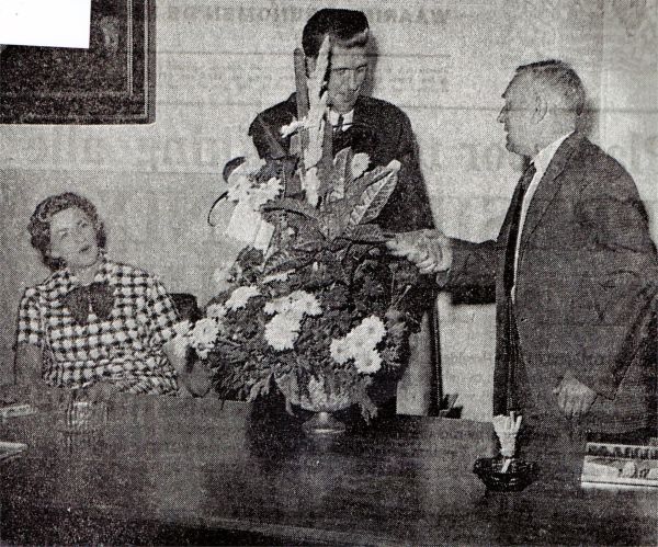 Wethouder C. van Hemert tijdens de huldiging van burgemeester A. Hack omdat hij 25 jaar in gemeentedienst is.