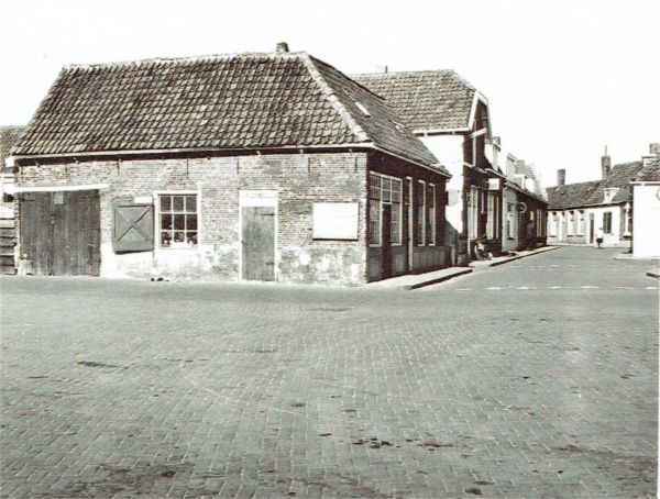 Het huisje van de oude havenmeester Hendrik Boone. Achter het raam had hij z'n schoenmakerij.