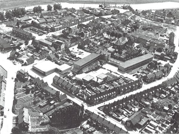 Een luchtfoto van Arnemuiden in 1971. Hierop is de afbraak aan de Westdijkstraat te zien. Ook b.v. de oude ‘stijfselbak ‘ aan de Walstraat en het oude verenigingsgebouw.