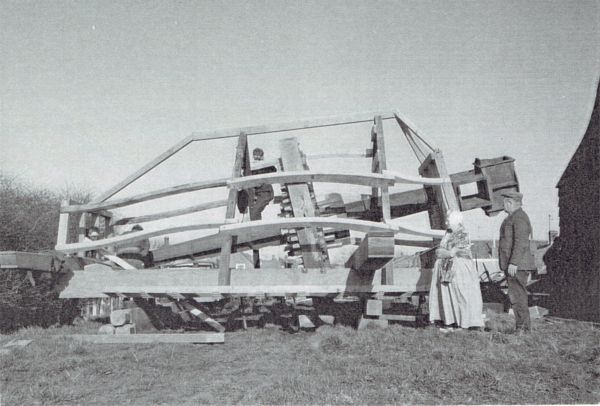 Het echtpaar Stroo-Louws uit het Tuindorp bij de nieuwe kap van de molen.