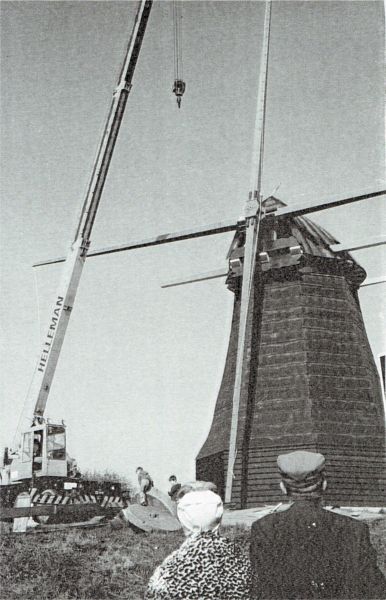 De nieuwe molen in opbouw.