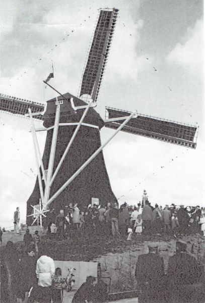 De feestelijke opening van de herbouwde molen.