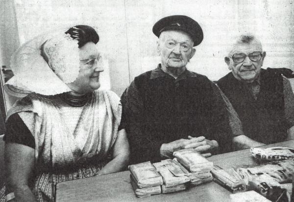 De oude visser Joos Siereveld viert z’n 102e verjaardag. Naast hem zitten z'n dochter Elisabeth (78 jr) en z'n zoon Adriaan (80 jr).