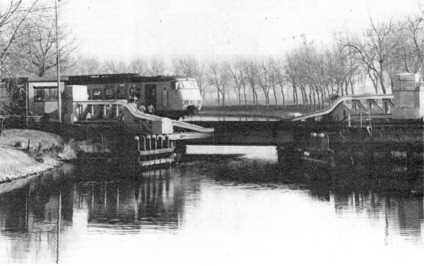 De uit 1911 daterende spoorbrug over het Arnekanaal.