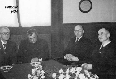 Enkele leden van de gemeenteraad aandachtig luisterend in de raadszaal. V.l.n.r de raadsleden G. Siereveld, Joz. Siereveld, M. de Ridder en J.L. Joosse.