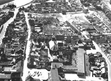 Op deze luchtfoto is de kaalslag na de sanering te zien. Een groot gedeelte van de Westdijkstraat en de Lionstraat is gesloopt.