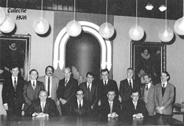 De gemeenteraad van Arnemuiden in 1985/1986. Onder v.l.n.r. wethouder J. van Belzen, burgemeester M.M. Markusse, secretaris J. Kroon en wethouder P.J. Bos. Boven v.l.n.r. de raadsleden M.A. Stoffels, J.J. Siereveld, H.A. Kouman, B.J. van Belzen, P.W. van Leerdam, C. Marijs, H.J. Balk, H. Lammers en L.J. Hamelink.