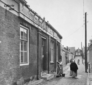 Ook het oude schoolgebouw van midden de 19e eeuw aan de Lionstraat wacht op sloop. V.l.n.r. mevr. C. Bliek-Krijger, mevr. Marteijn-Poortvliet en mevr. Van Belzen-Siereveld.