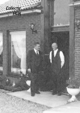 Ds. W. Verhoeks, predikant van de Gereformeerde Gemeente in Nederland, in de deuropening van z'n pastorie aan de Doeleweg.