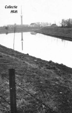 Gezicht vanaf de kronkelende kanaalweg naar Middelburg op het oude veerhuis met daarachter ‘het veertje’.