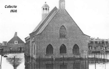 Het nieuwe kerkgebouw van de Gereformeerde Gemeente te midden van het water.