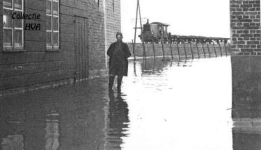 Het water begint aan het eind van de Noordstraat. Hier bij de timmermanswinkel van De Hamer op de hoek Spoorstraat/Noordstraat.