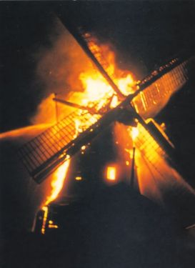 De monumentale molen ‘Nooitgedacht’ gaat door brand verloren.