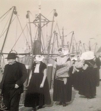 Marinus Siereveld met zijn vrouw op de kade van Veere, kort voor het ogenblik waarop de vloot voorgoed naar Colijnsplaat vertrekt.