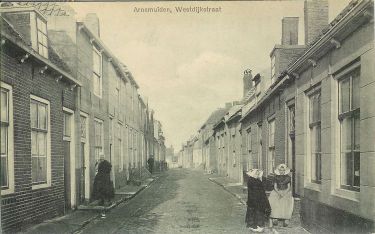 De Westdijkstraat vóór de herbestrating.