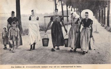 Zo trekken de Arnemuidensche meisjes erop uit om watervoorraad te halen.