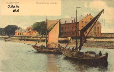 Binnenkomende vissers (Joos van Belzen en Lieven van de Ketterij) in de haven van Vlissingen in 1903.