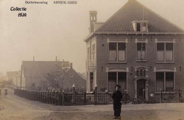 De nieuwe dokterswoning, gebouwd op een gedeelte van de gedempte vest. Hierin woont dokter W.F.Th. van der Bijl.