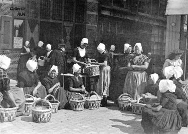 Arnemuidse visleursters in Middelburg omstreeks 1900.