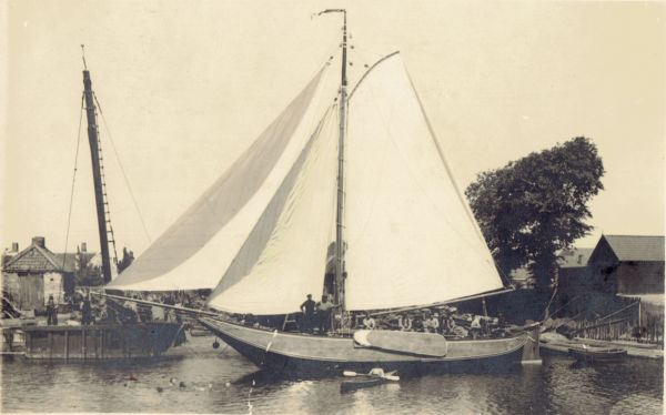 Een nieuwgebouwde jachthoogaars op de werf.