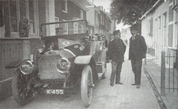 Burgemeester Lantsheer met de territoriaal commandant kolonel Bron voor het stadhuis in 1914.