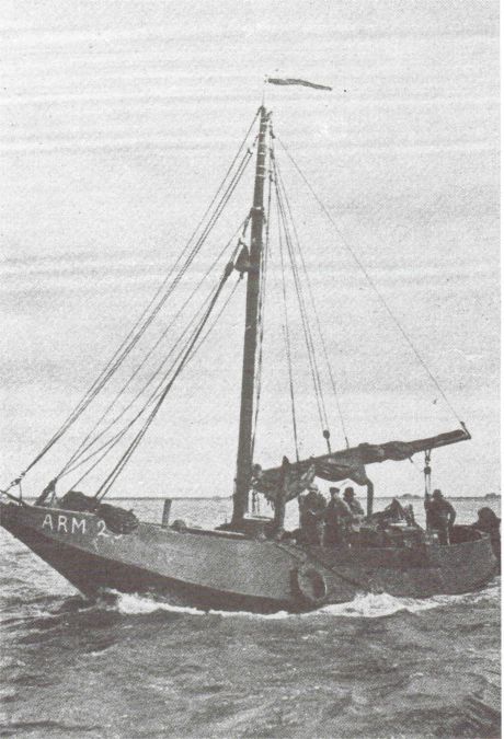 De hoogaars van schipper W. van Belzen met Kromhout-motor op weg naar de Veerse haven.