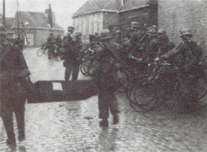 Duitse soldaten op de Markt en op de Zuidwal.