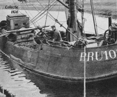 Een mosselschip uit Bruinisse voert de mossels aan.