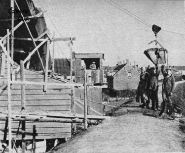 De transporteur zorgt voor de aanvoer van de mossels uit het schip.