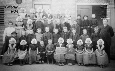 Schoolklas in 1903 met rechts meester Van Doezelaar en links juffrouw Van Oostveen.