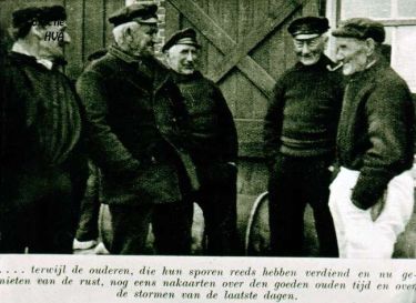 De oude vissersmannen. V.l.n.r. M. Meulmeester, L. van de Ketterij, Joos van Belzen, J. de Nooijer en Johannis Marijs.