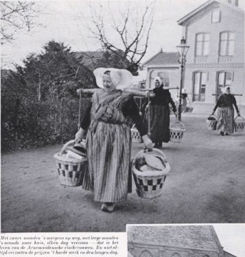 Een vertrouwd beeld: dagelijks ‘s middags vanaf het station na een dag leuren door weer en wind. V.l.n.r. N. Schroevers, T. de Ridder en S. Marteijn.