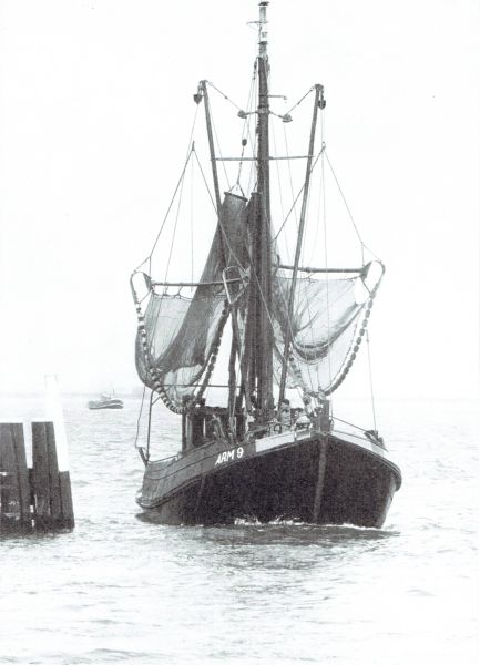 Een kleurrijk gezicht, de Arnemuidse vloot te zien binnenkomen in de haven van Veere.