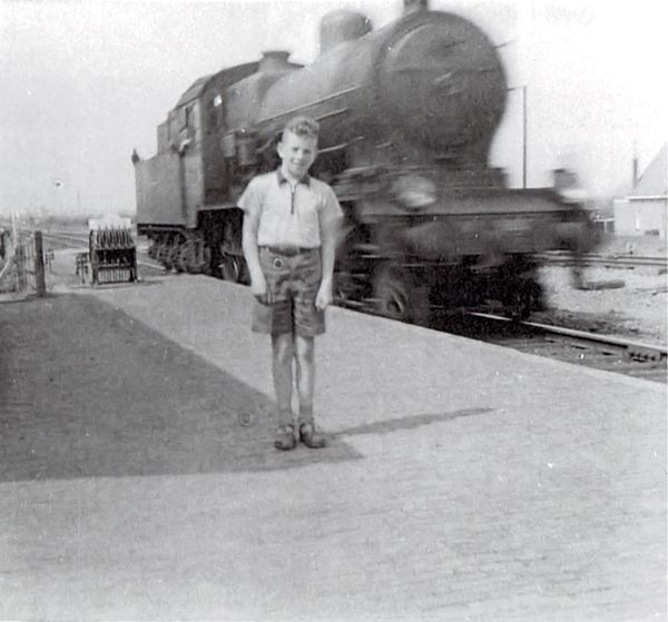 Voor het laatst passeren de stoomlocomotieven het Arnemuidse station. Op de foto de zoon van stationchef Bosschaart.