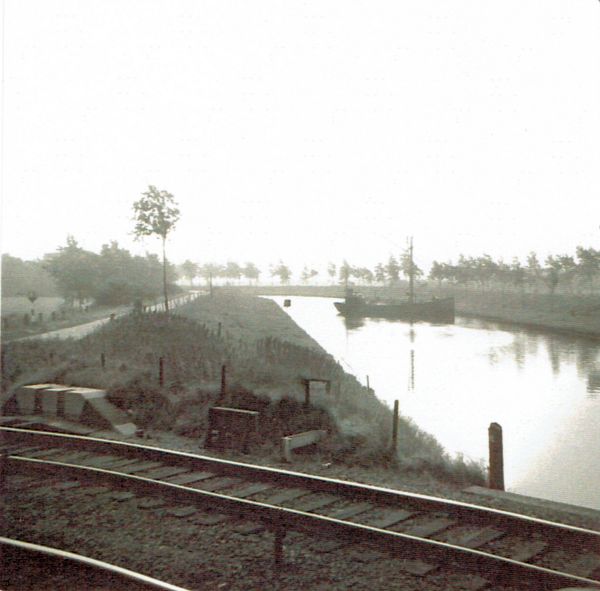 Gezicht vanaf de spoorbrug op het kanaal en de kanaalweg.