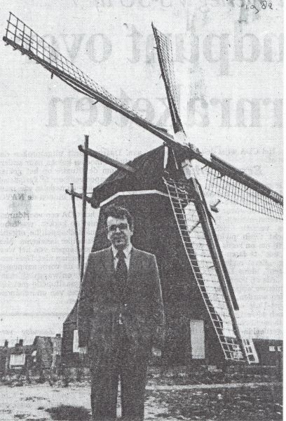 Bij de officiële ingebruikname van de nieuwe molen. Op de voorgrond burgemeester M.M. Markusse.