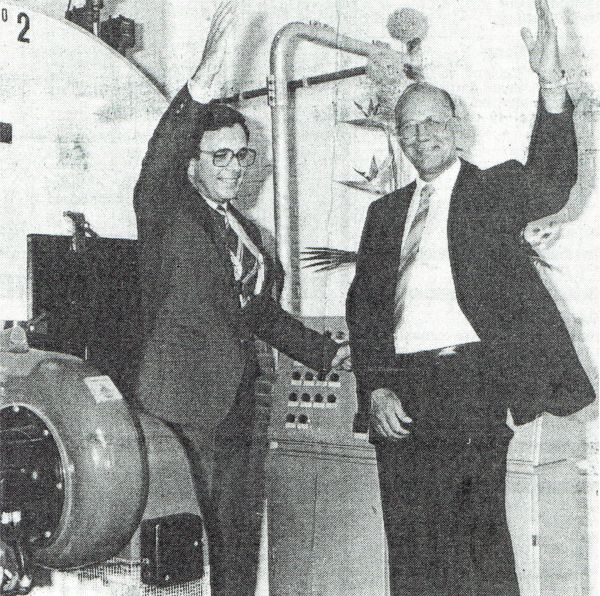 Burgemeester Markusse verricht de officiële opening van de mosselconservenfabriek Mieras & Co. Rechts directeur P.I. Manneke.