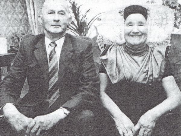 Ook het echtpaar Abraham Theune/Grietje Theune-van/Belzen, beiden 84 jaar, viert hun briljanten bruiloft.