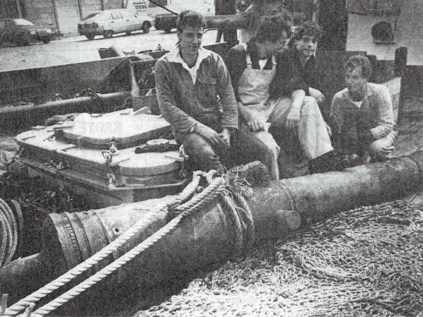 De bemanning van de ARM 18 bij het in de Noordzee opgeviste 330 jaar oude Zeeuwse scheepskanon.